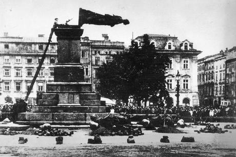 1024px-Fall_of_Mickiewicz_Monument_(1940)