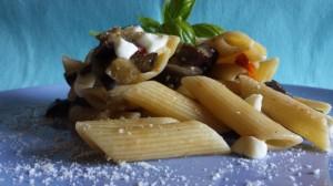 Pasta con berenjenas, tomates cherry, albahaca, queso mozzarella.