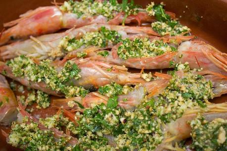 Langostinos al horno con salsa verde de cava y avellanas