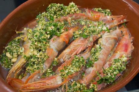 Langostinos al horno con salsa verde de cava y avellanas