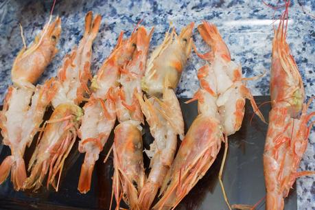Langostinos al horno con salsa verde de cava y avellanas