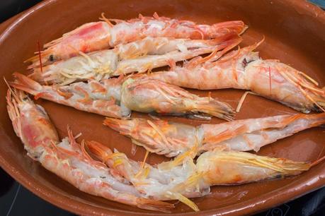 Langostinos al horno con salsa verde de cava y avellanas