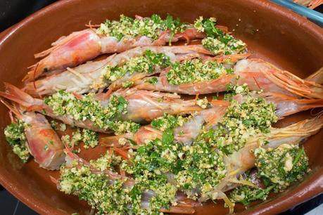 Langostinos al horno con salsa verde de cava y avellanas