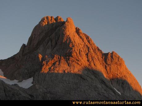 Travesía Pan de Carmen, Jou Santo, Vega de Justigallar: Vista desde el Jou Santo del amanecer sobre la Torre de Santa María de Enol