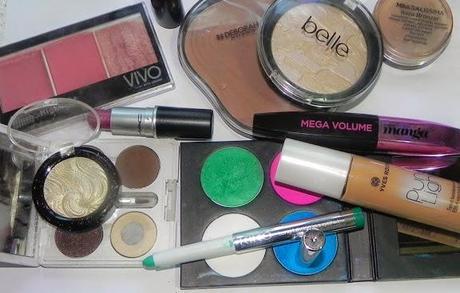 Esmeralda para alegrar un conjunto negro (Look, manicura, outfit y peinado)