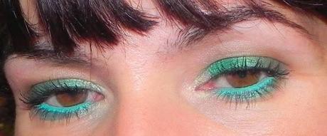 Esmeralda para alegrar un conjunto negro (Look, manicura, outfit y peinado)