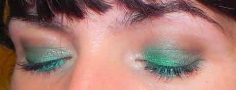 Esmeralda para alegrar un conjunto negro (Look, manicura, outfit y peinado)