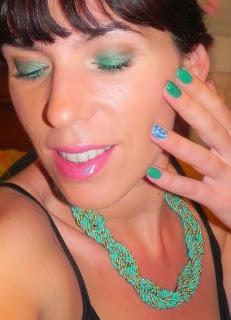 Esmeralda para alegrar un conjunto negro (Look, manicura, outfit y peinado)