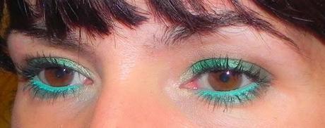 Esmeralda para alegrar un conjunto negro (Look, manicura, outfit y peinado)