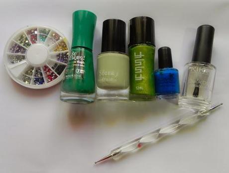 Esmeralda para alegrar un conjunto negro (Look, manicura, outfit y peinado)