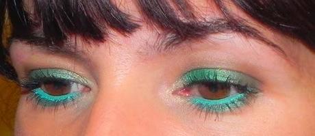 Esmeralda para alegrar un conjunto negro (Look, manicura, outfit y peinado)