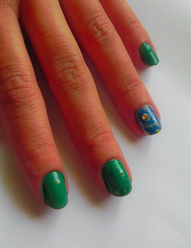 Esmeralda para alegrar un conjunto negro (Look, manicura, outfit y peinado)