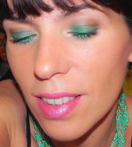 Esmeralda para alegrar un conjunto negro (Look, manicura, outfit y peinado)