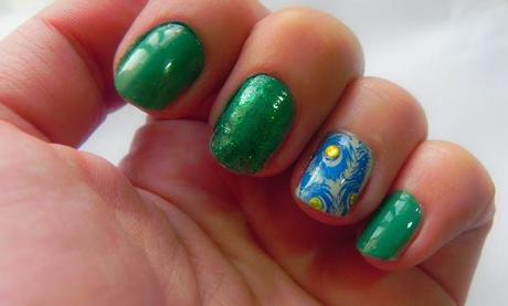 Esmeralda para alegrar un conjunto negro (Look, manicura, outfit y peinado)