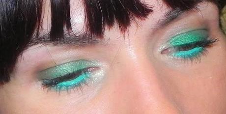 Esmeralda para alegrar un conjunto negro (Look, manicura, outfit y peinado)