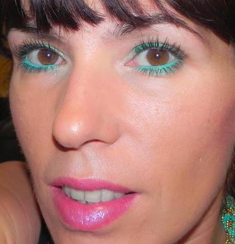 Esmeralda para alegrar un conjunto negro (Look, manicura, outfit y peinado)