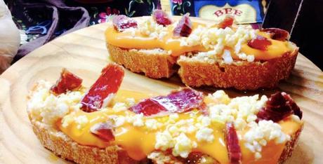 Tosta de salmorejo con picado de ibérico y huevo