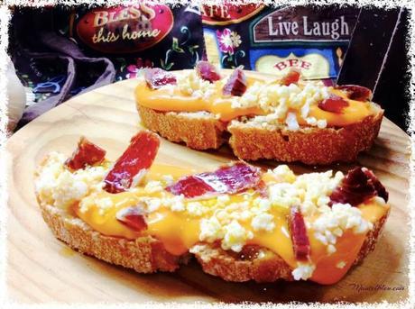 Tosta de salmorejo con picado de ibérico y huevo Tosta de salmorejo con picado de ibérico y huevo
