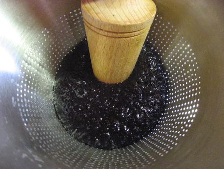 TARTA A LA CERVEZA CON DOS CHOCOLATES Y MORAS