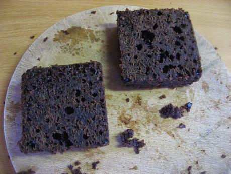 TARTA A LA CERVEZA CON DOS CHOCOLATES Y MORAS