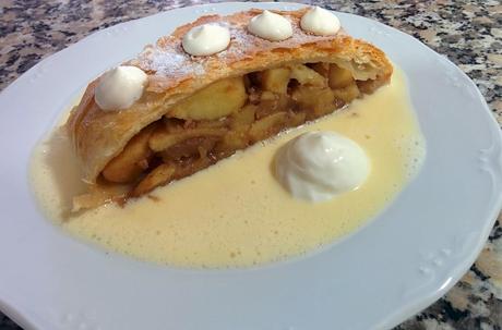 STRUDEL DE MANZANA CON CREMA INGLESA