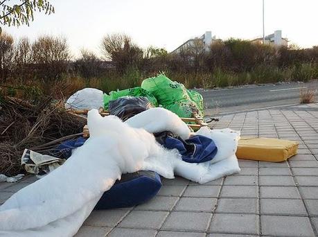 Basura en los accesos a Hospital Infanta Leonor, Vallecas