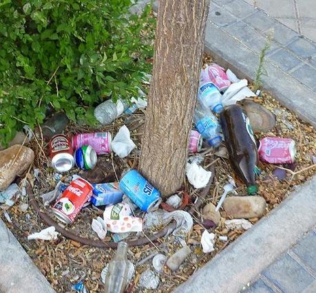 Basura en los accesos a Hospital Infanta Leonor, Vallecas