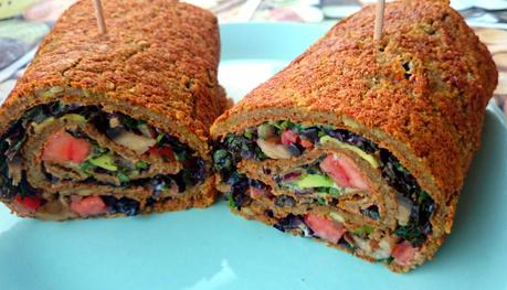 Rollo de masa de lentejas relleno de verduras y queso crema