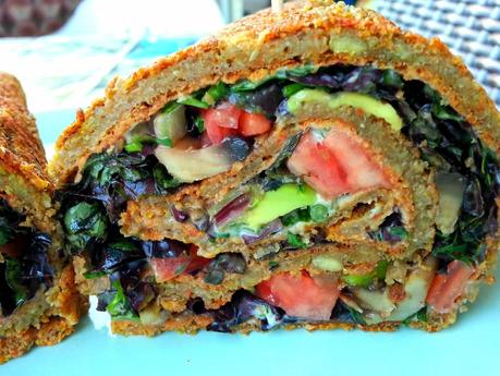 Rollo de masa de lentejas relleno de verduras y queso crema