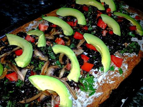 Rollo de masa de lentejas relleno de verduras y queso crema