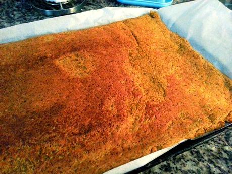 Rollo de masa de lentejas relleno de verduras y queso crema