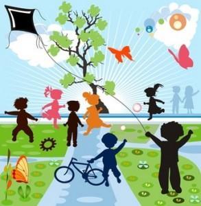 Toma de decisiones – Cómo desarrollar la autoestima en tu hijo happy kids silhouettes playing in a parck