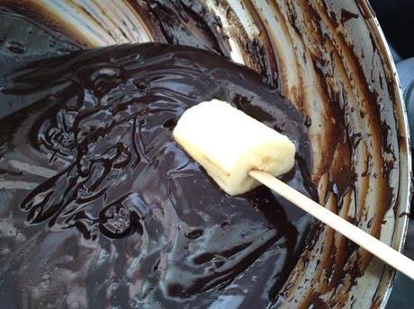 recetas postres verano recetas postres con niños recetas de helados caseros postres delikatissen polos de platano helados Polos de plátano helado con chocolate polos con chocolate y frutos secos polos caseros con frutas y chocolate helados con frutas 