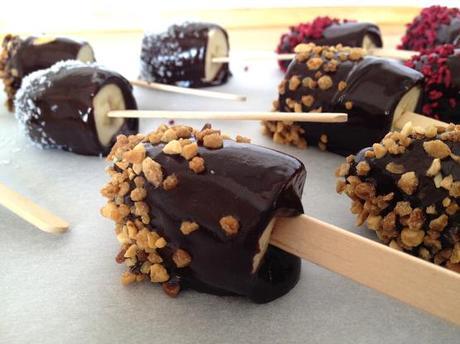 recetas postres verano recetas postres con niños recetas de helados caseros postres delikatissen polos de platano helados Polos de plátano helado con chocolate polos con chocolate y frutos secos polos caseros con frutas y chocolate helados con frutas 