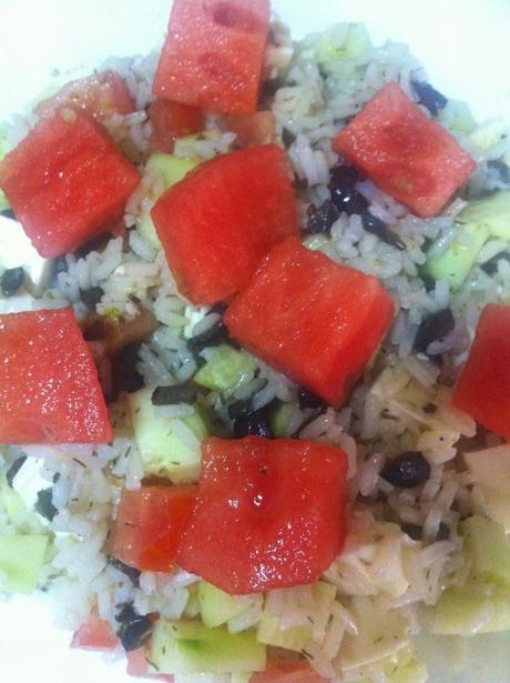 Ensalada Fácil de Arroz al Tomillo con Sandía y Vinagreta de Aceitunas