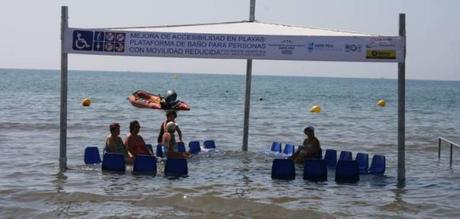 La playa de Levante estrena una plataforma de baño para personas con movilidad reducida