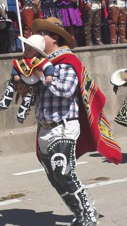 Padre e hijo en el desfile por el aniversario de Chumbivilcas