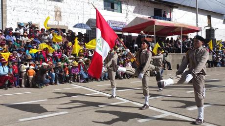 Desfile escolar por aniversario de Chumbivilcas