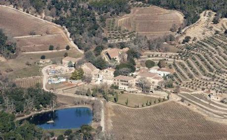 ¿Quién diseñó el vestido de novia de Angelina Jolie?