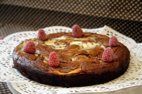 Brownie de chocolate, frambuesas y yogur