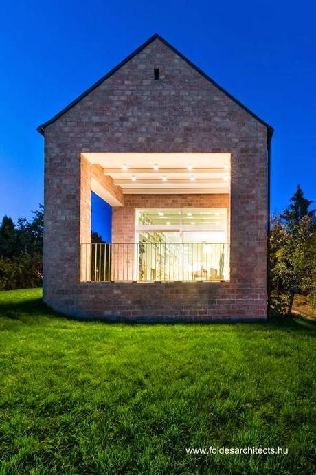 Casa de ladrillos alargada contemporánea en Hungría.