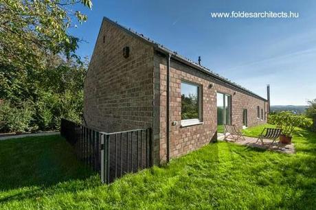 Casa de ladrillos alargada contemporánea en Hungría.