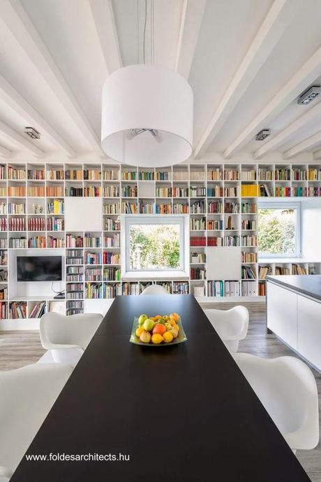 Casa de ladrillos alargada contemporánea en Hungría.