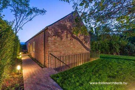 Casa de ladrillos alargada contemporánea en Hungría.