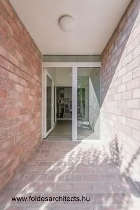 Casa de ladrillos alargada contemporánea en Hungría.