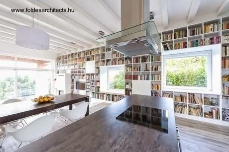 Casa de ladrillos alargada contemporánea en Hungría.