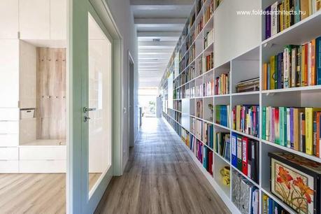 Casa de ladrillos alargada contemporánea en Hungría.