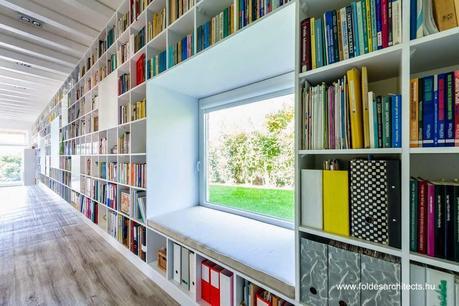 Casa de ladrillos alargada contemporánea en Hungría.