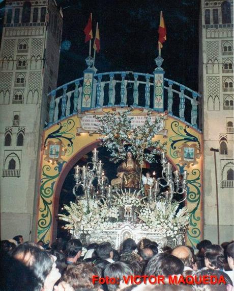 Bajo el arco de Carmelita Blázquez