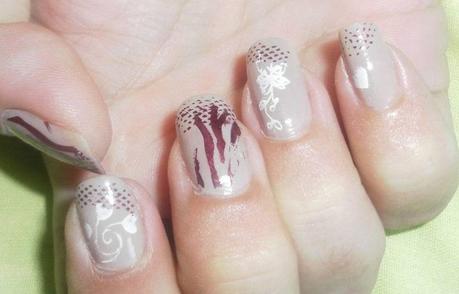 Manicura café francesa con placas, estampado, dibujos y pigmento. Nail art que dicen